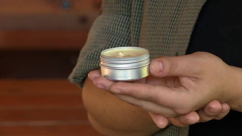 Smolná mast je přírodní zázrak. Suroviny jsou dostupné a snadno si ji můžete vyrobit i doma