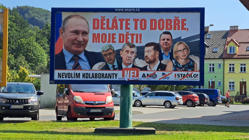 Putin vzkazuje Babišovi či Konečné: Děláte to dobře, stojí na billboardu. Zadal ho 75letý muž