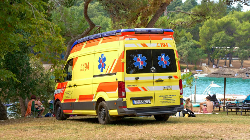 Tragédie v oblíbené destinaci Čechů: Strom během rodinné oslavy spadl na tříleté dítě