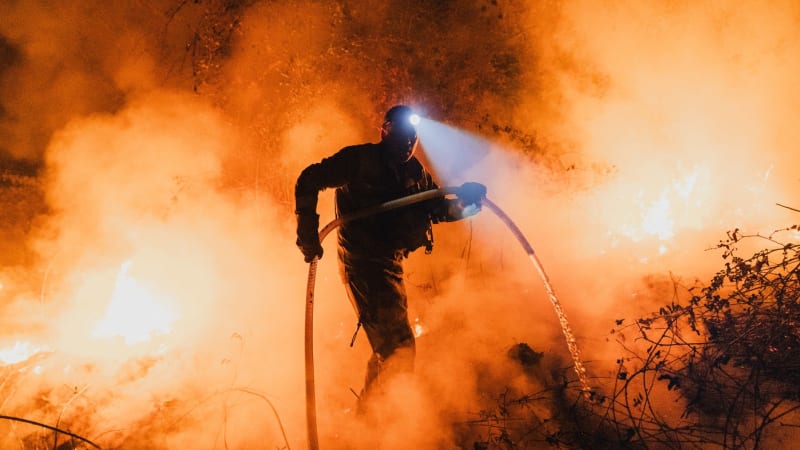 OBRAZEM: Masivní požáry pohltily Španělsko. Čeká se na ochlazení, na místě pomáhají i Češi